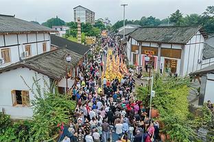 赵震：国足应该给方昊、艾菲尔丁等年轻球员机会，未来十年都受益